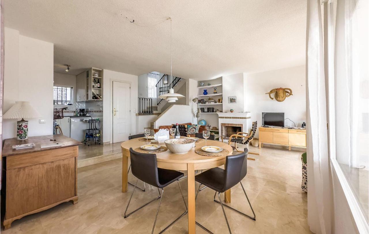 2 Bedroom Stunning In Apartamento Benalmádena